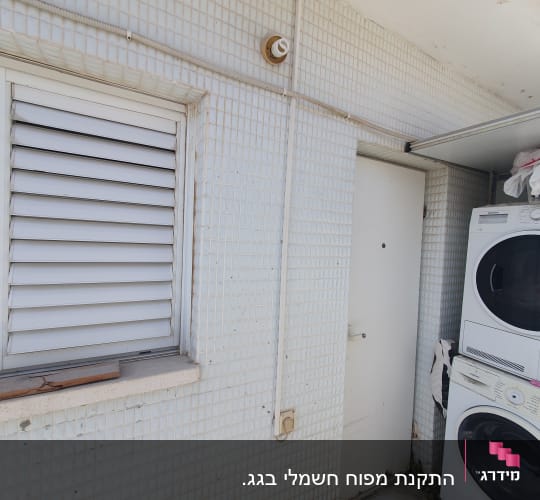 תקרה לבנה עם אריחים קטנים ליד חלון ודלת